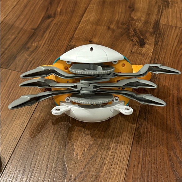 Qichen Cute Crab Toy with Sound and Light - Picture 8 of 11